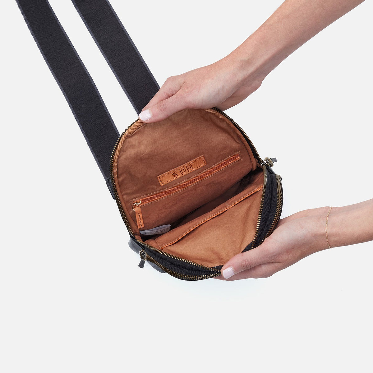 Cass Sling In Pebbled Leather - Black | HOBO Everyday