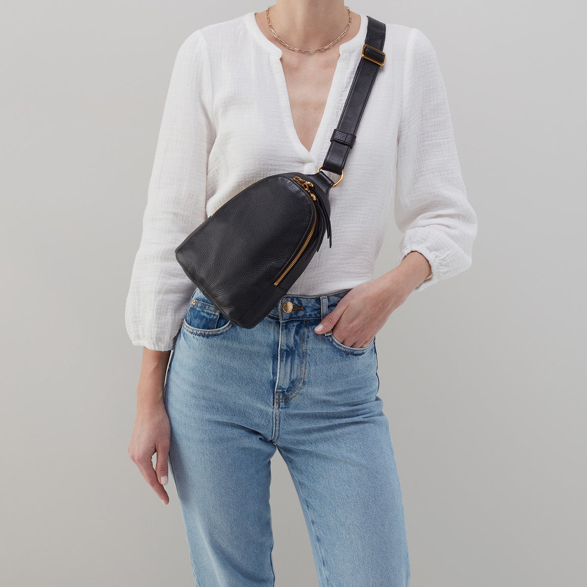 Fern Sling In Pebbled Leather - Black | HOBO Sale