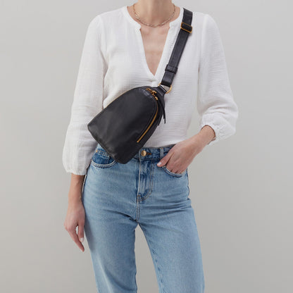 Fern Sling In Pebbled Leather - Black | HOBO Sale