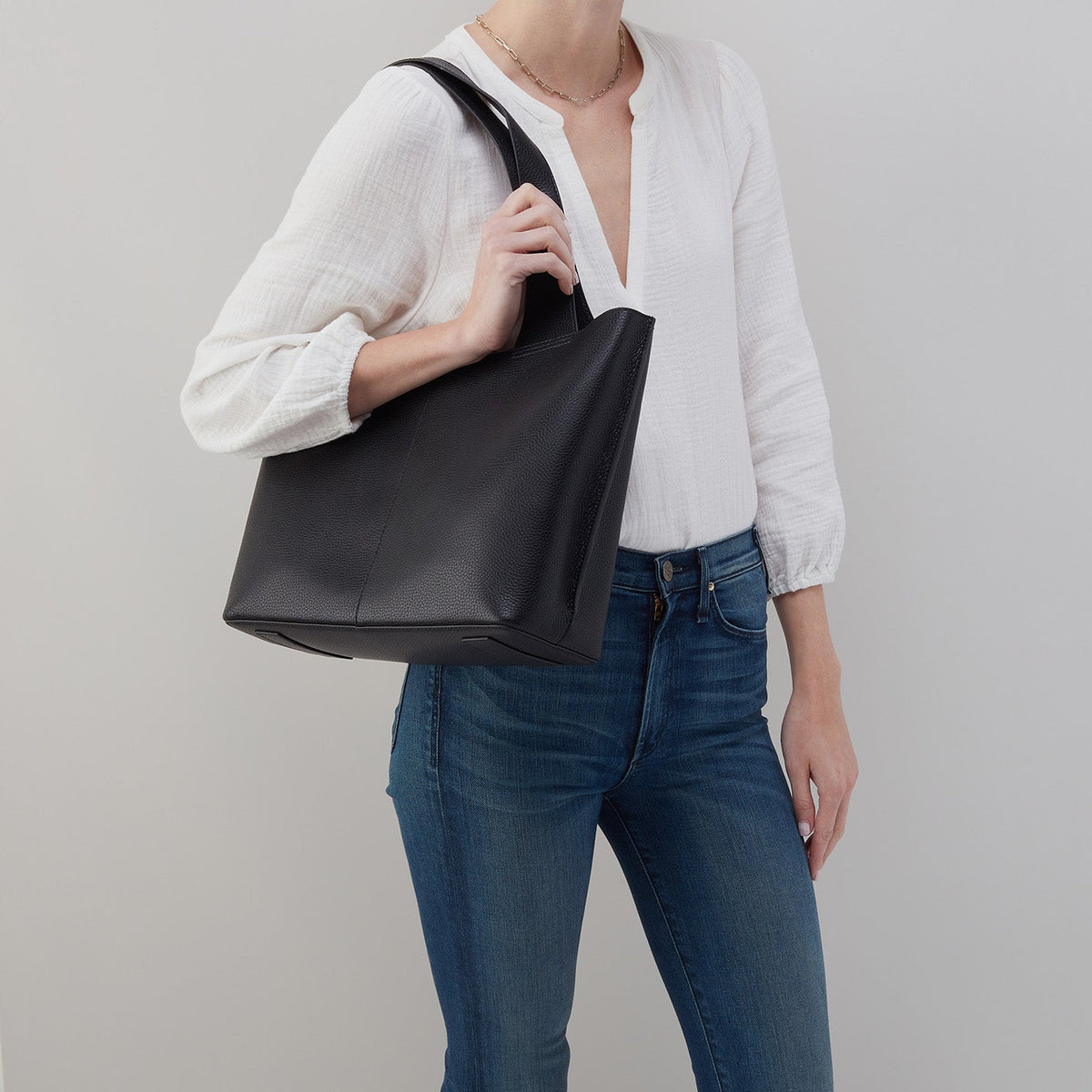 Vida Tote in Micro Pebbled Leather - Black | HOBO Popular