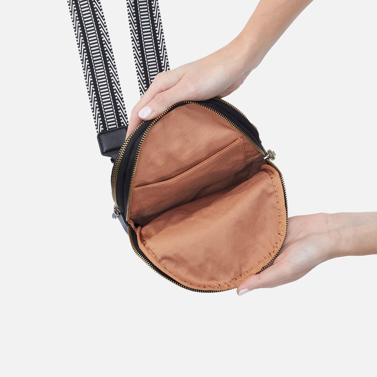 Cass Sling In Pebbled Leather - Black | HOBO Discount