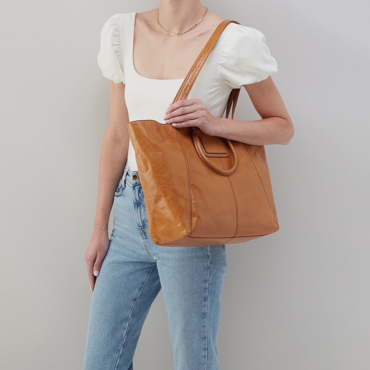 Sheila East-West Tote In Polished Leather - Natural | HOBO Classic