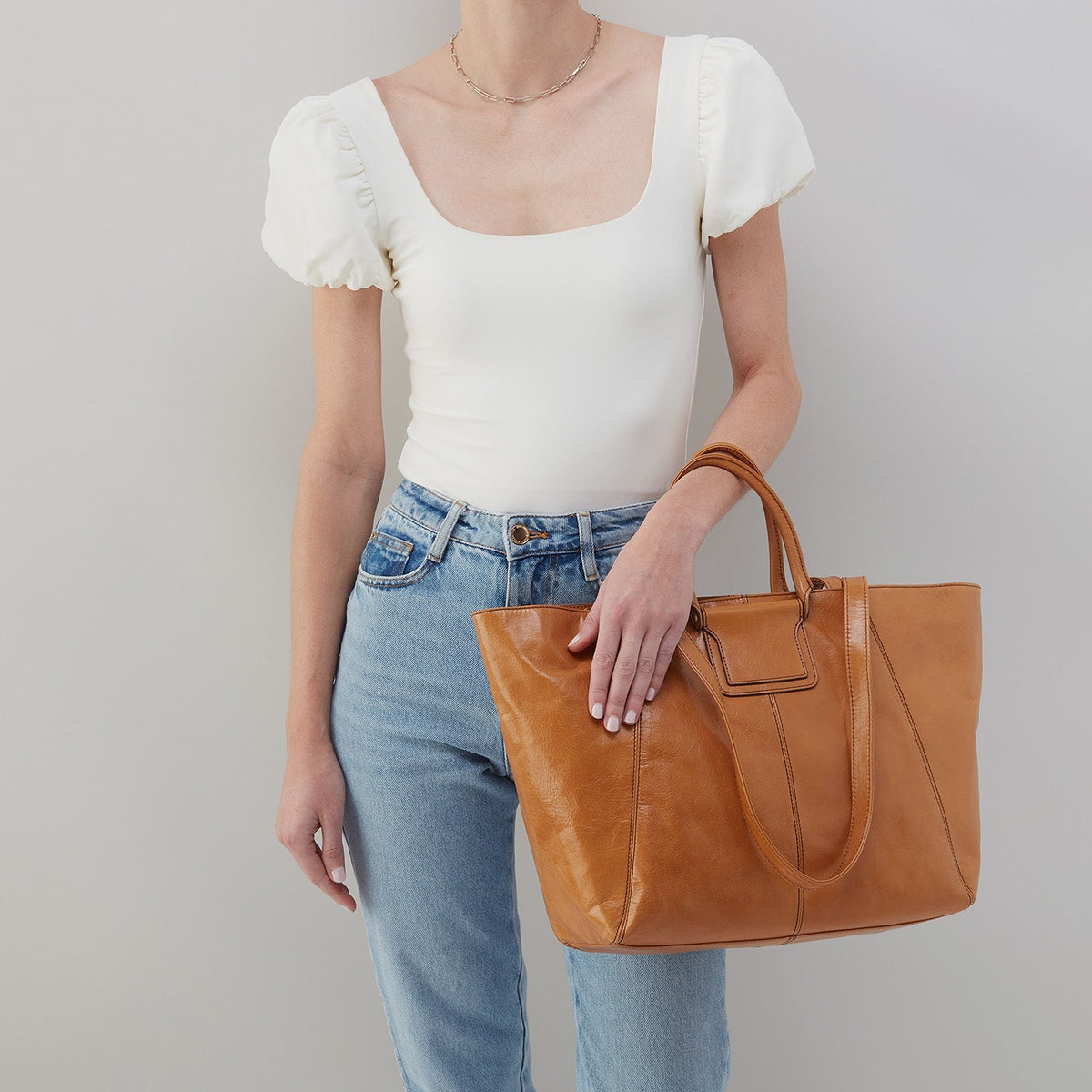 Sheila East-West Tote In Polished Leather - Natural | HOBO Classic