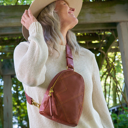 Fern Sling In Pebbled Leather - Rust | HOBO Quality