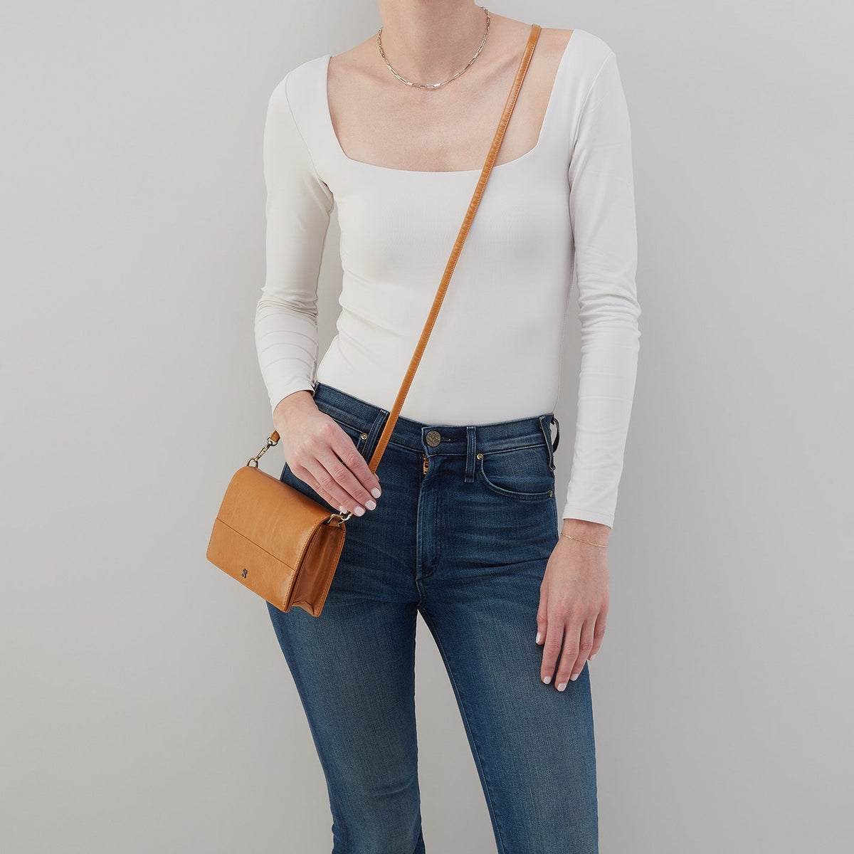 Jill Crossbody In Polished Leather - Natural | HOBO Trending