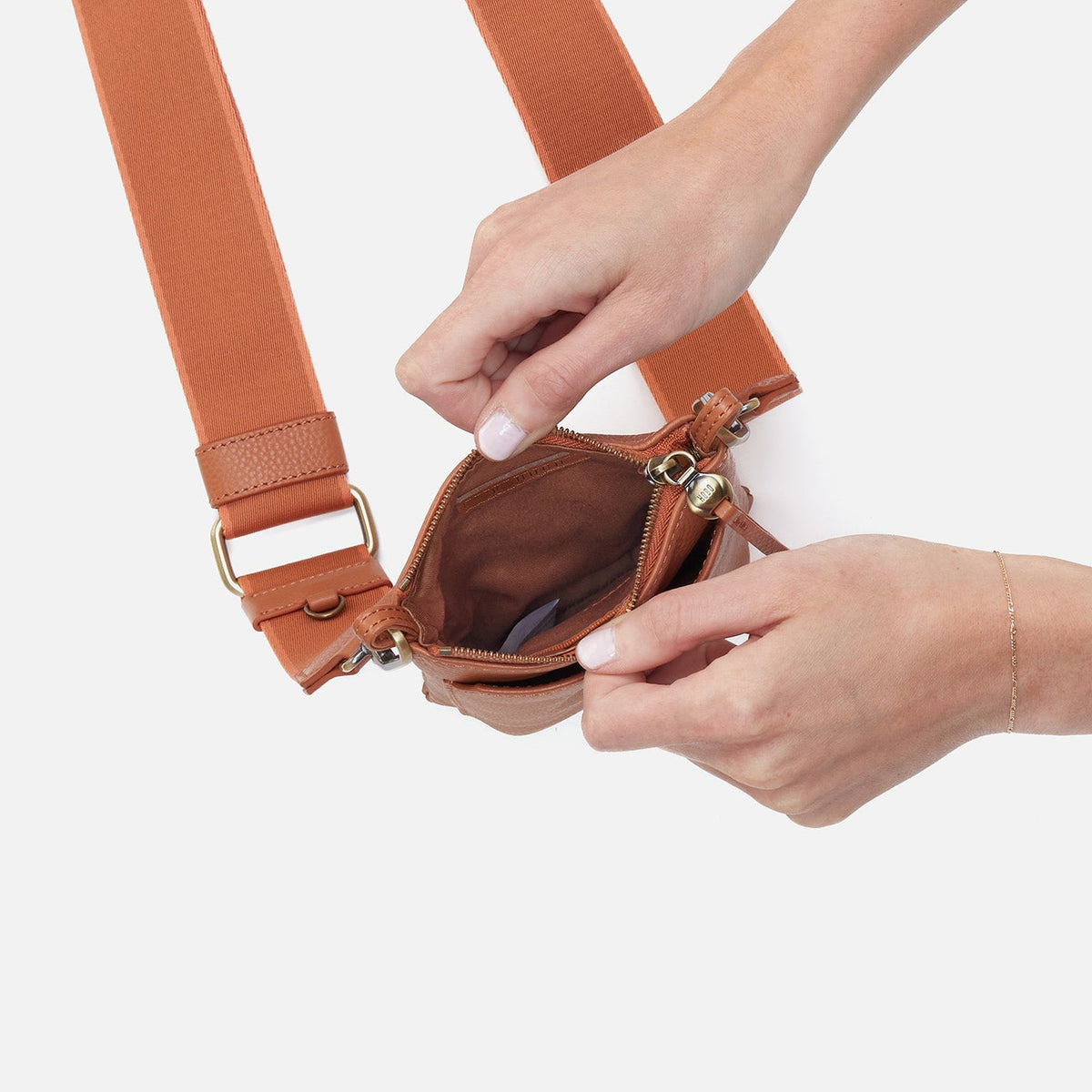 Cass Phone Crossbody In Pebbled Leather - Butterscotch | HOBO Smart Buy