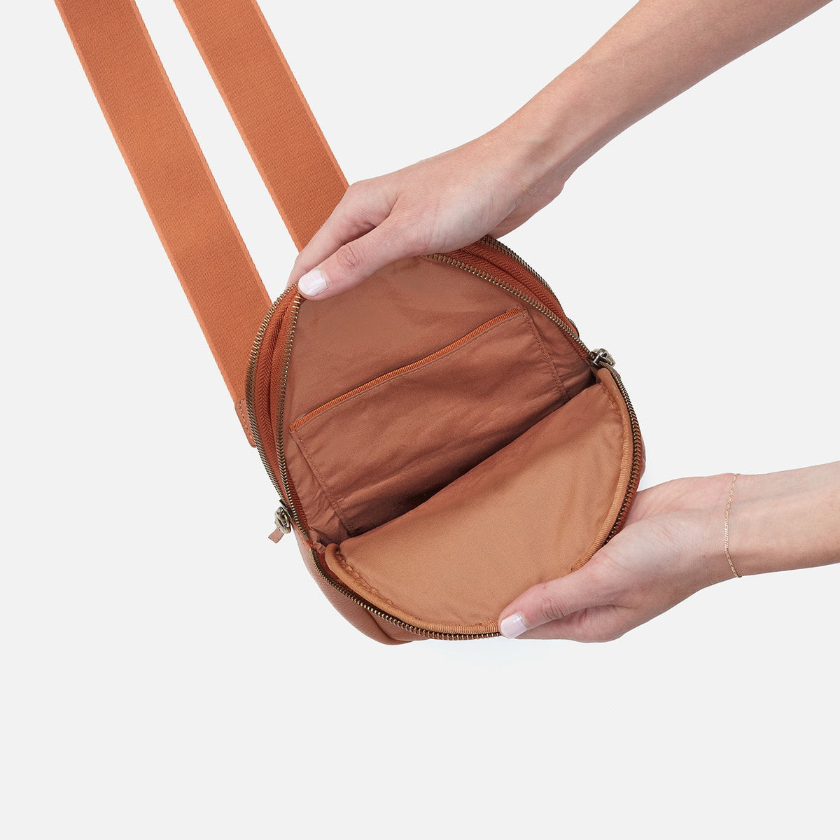 Cass Sling In Pebbled Leather - Butterscotch | HOBO Trusted