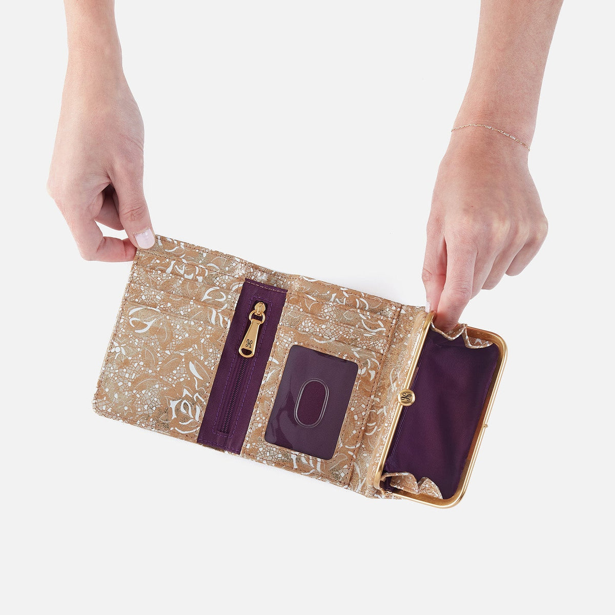 Robin Compact Wallet In Printed Leather - Gilded Petals | HOBO Popular