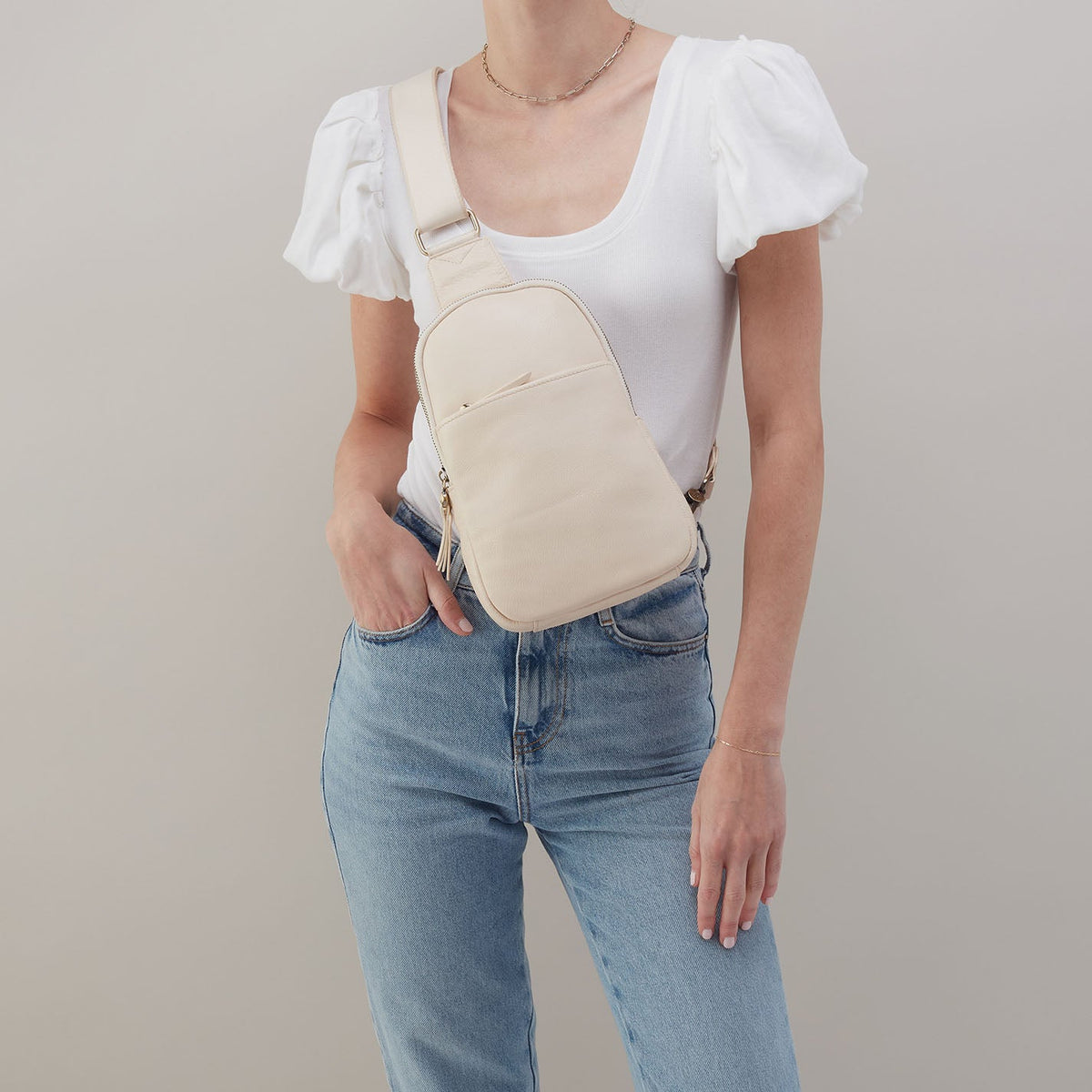 Cass Sling In Pebbled Leather - Cream | HOBO Hot Sale