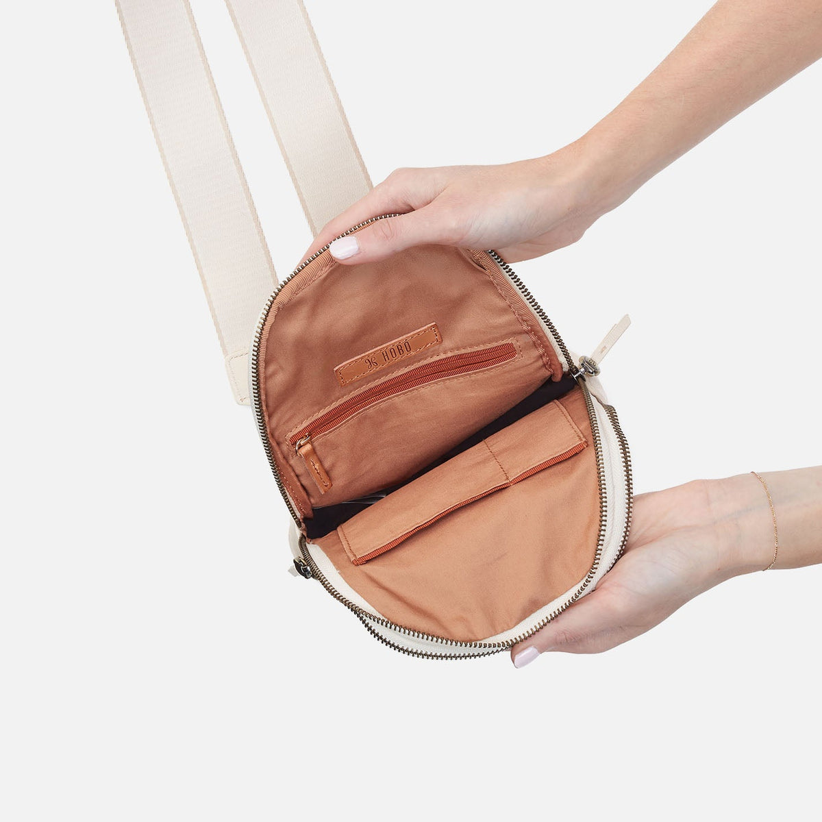 Cass Sling In Pebbled Leather - Cream | HOBO Hot Sale