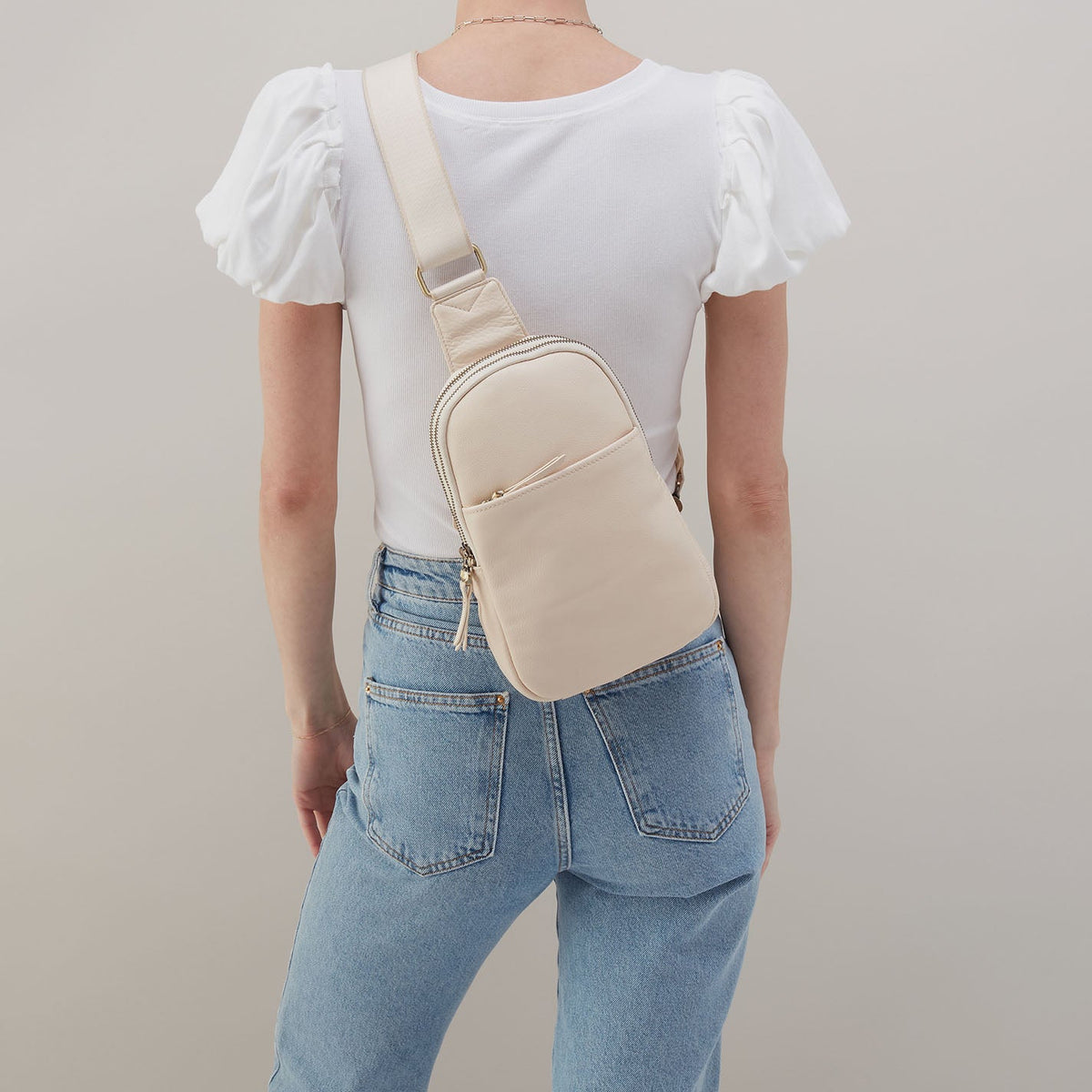 Cass Sling In Pebbled Leather - Cream | HOBO Hot Sale