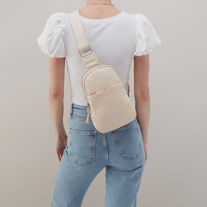 Cass Sling In Pebbled Leather - Cream | HOBO Hot Sale