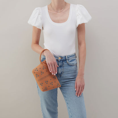 Maggie Clutch In Smooth Leather - Doe | HOBO Great Value
