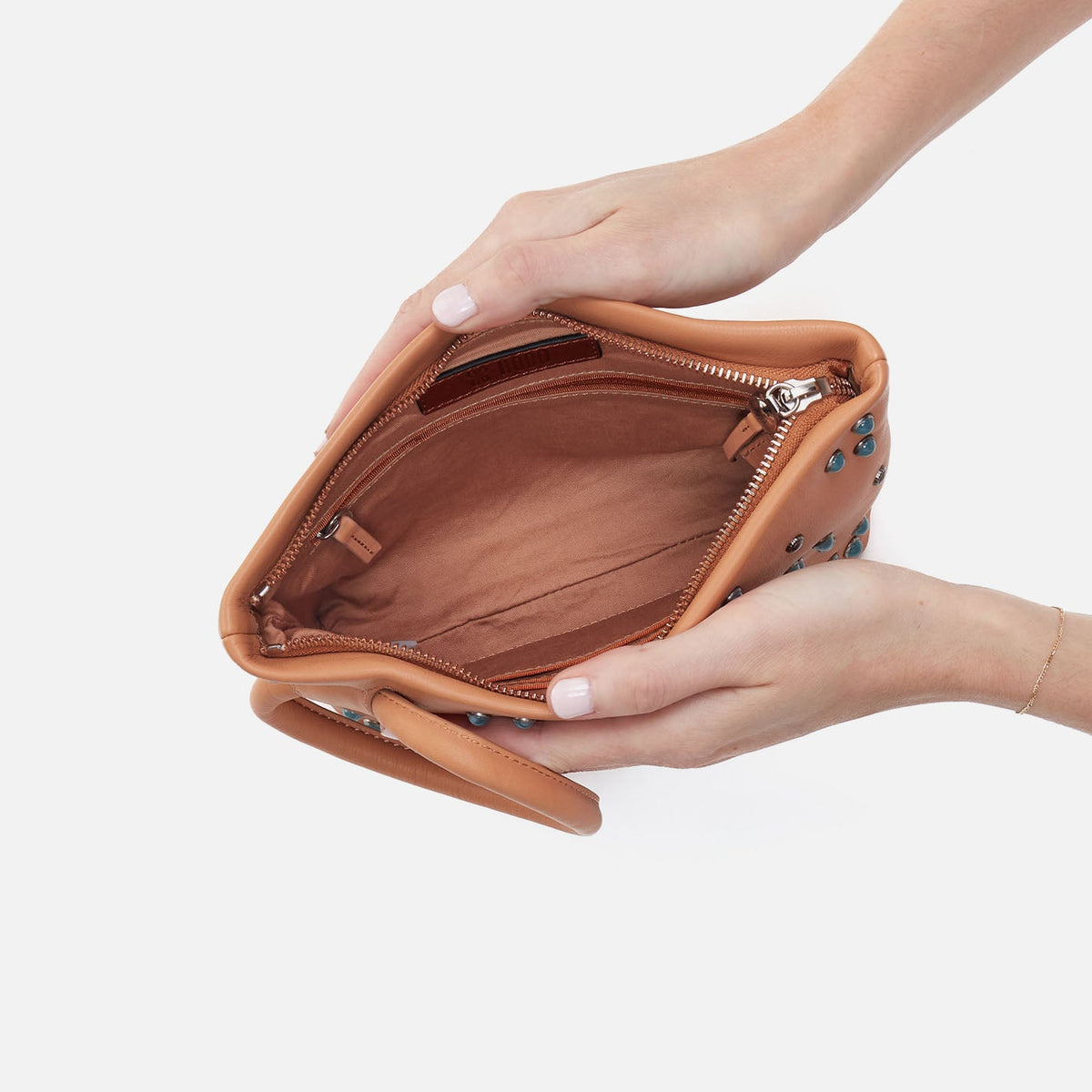 Maggie Clutch In Smooth Leather - Doe | HOBO Great Value
